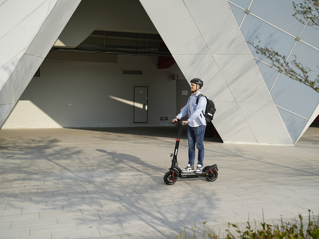 Rider on the iSinwheel GT2 riding through a covered walkway