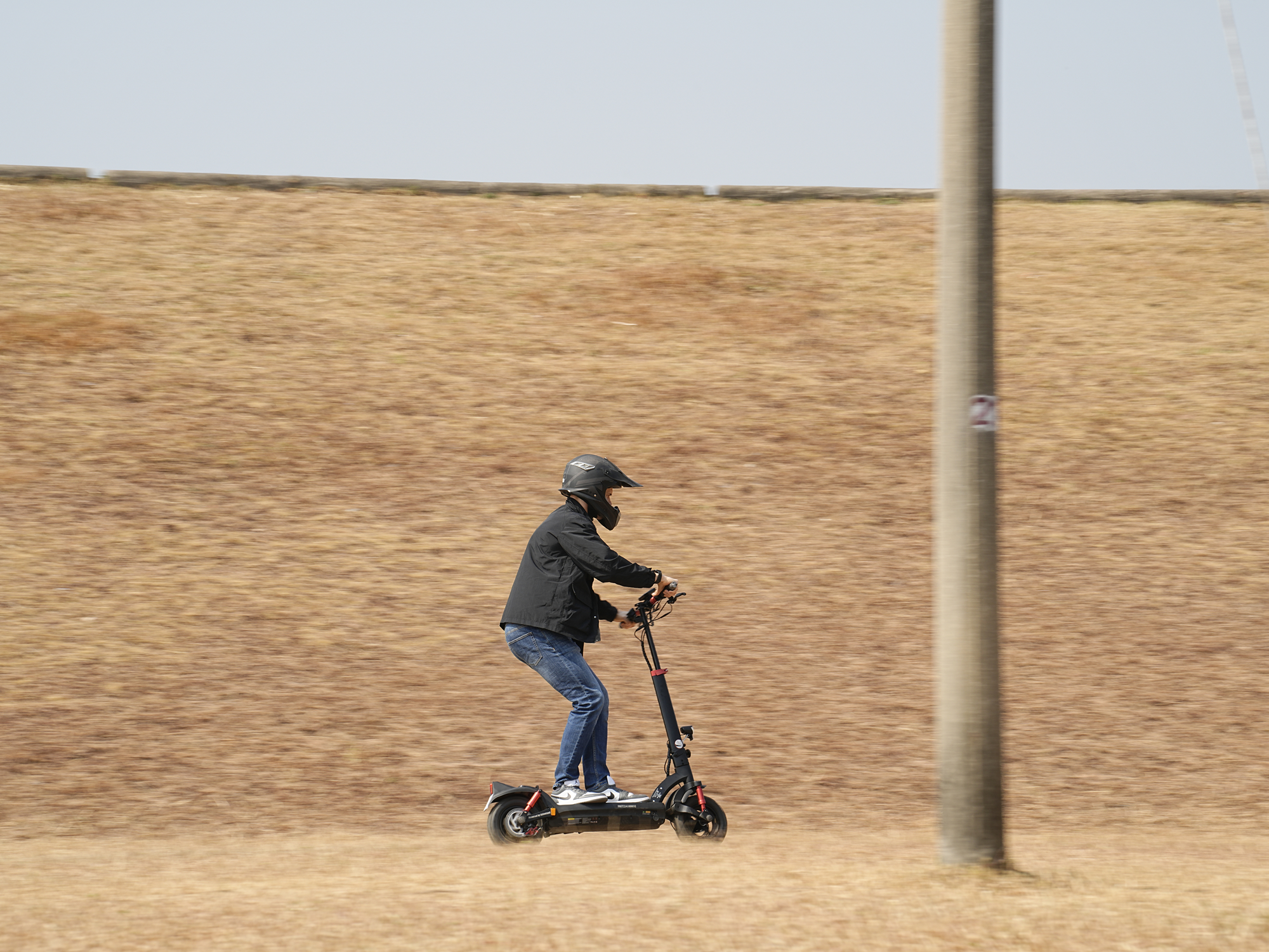 Rider on the iSinwheel GT2 crossing dry open ground