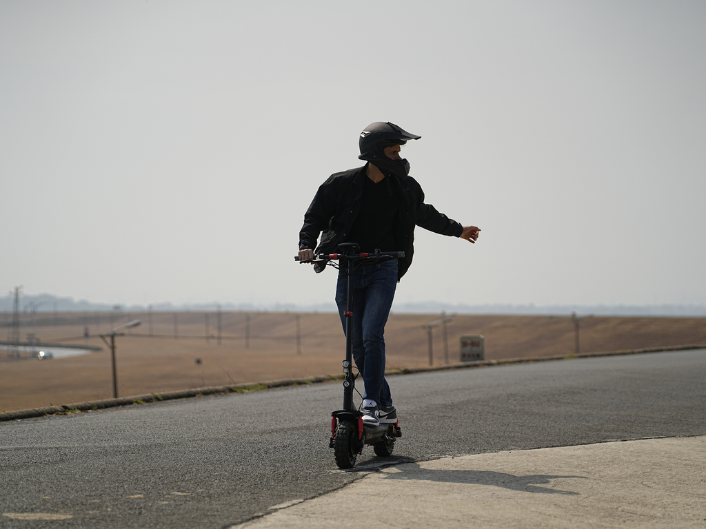 Rider on the iSinwheel GT2 on an open road