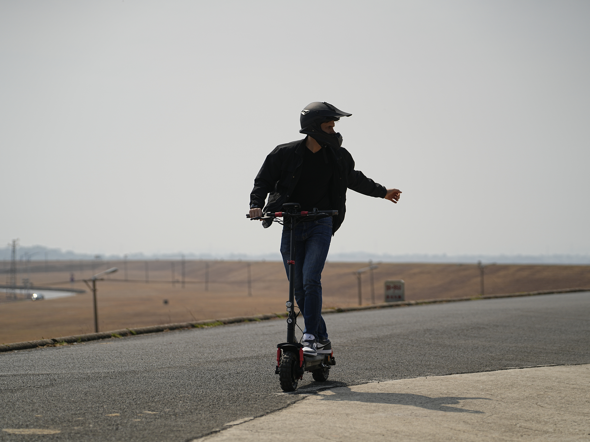 Rider on the iSinwheel GT2 on an open road