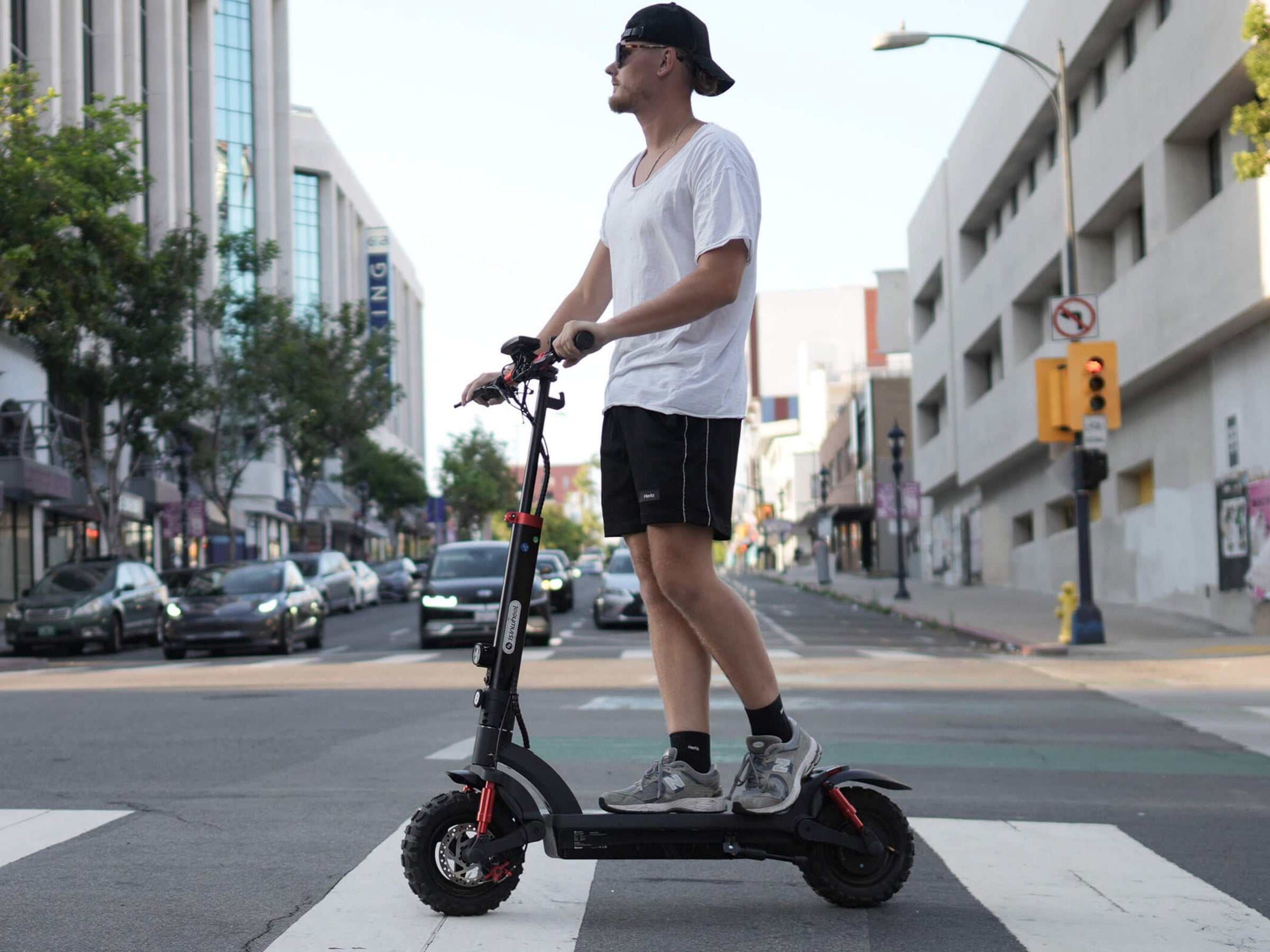 Rider on an iSinwheel GT2 crossing a city street